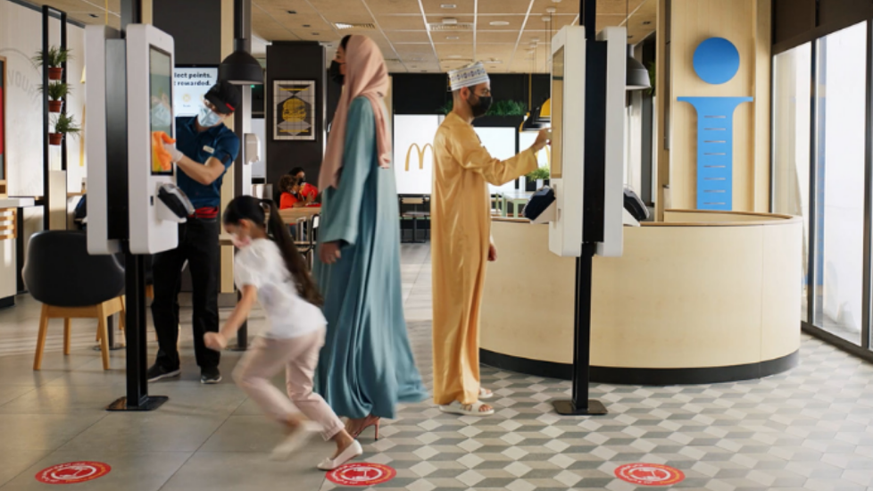 pDOOH: a precisão em reter a atenção do público e gerar conversão imediata, especialmente durante intervalos de maior movimento, provou a eficácia da exposição relevante.